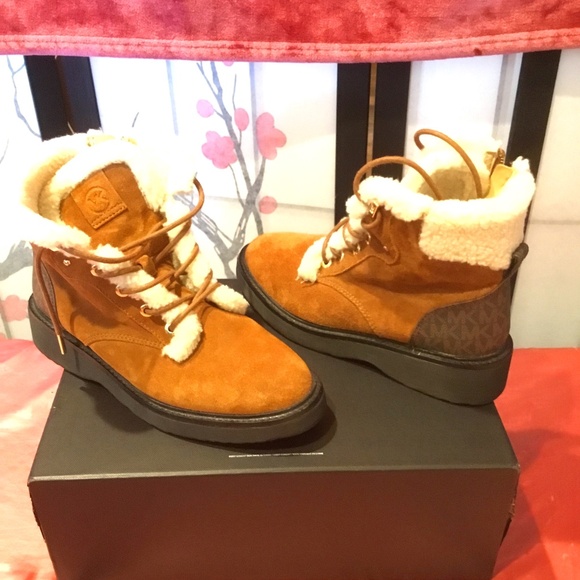 KORS Michael Kors Shoes - KORS Michael Kors boots 8.5 SNOW BOOT faux fur